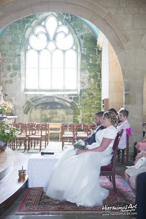 Le mariage de Floriane et Adrien à Ploneis et célébré à la ferme de Trézulien à Douarnenez