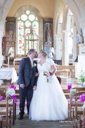 Le mariage de Floriane et Adrien à Ploneis et célébré à la ferme de Trézulien à Douarnenez