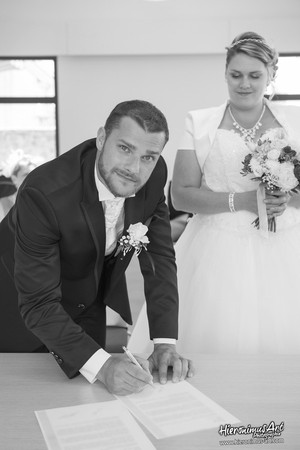 Le mariage de Floriane et Adrien à Ploneis et célébré à la ferme de Trézulien à Douarnenez