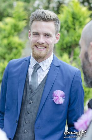 Le mariage de Floriane et Adrien à Ploneis et célébré à la ferme de Trézulien à Douarnenez