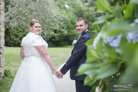 Le mariage de Floriane et Adrien à Ploneis et célébré à la ferme de Trézulien à Douarnenez